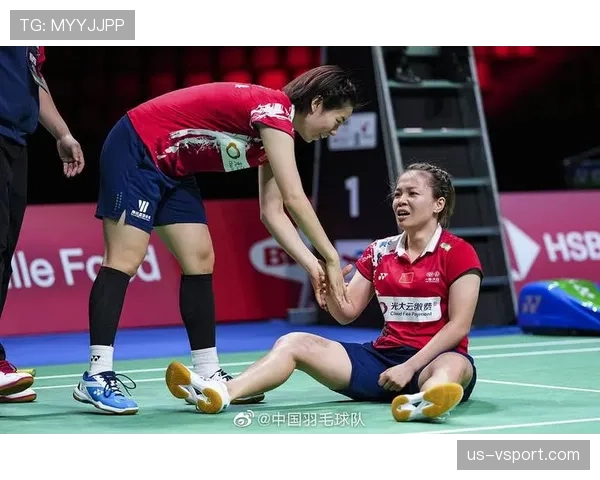 何冰娇这反差也太带感了，赛场冷面女王，私下像会抢折扣的时髦室友