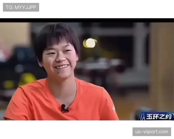 全红婵回家路上还在啃苹果，结果被拍到住的别墅带泳池