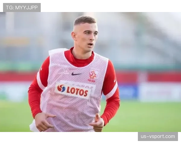 听说莱万每晚都在数着天价合同钱数，普通人连梦都不敢做啊